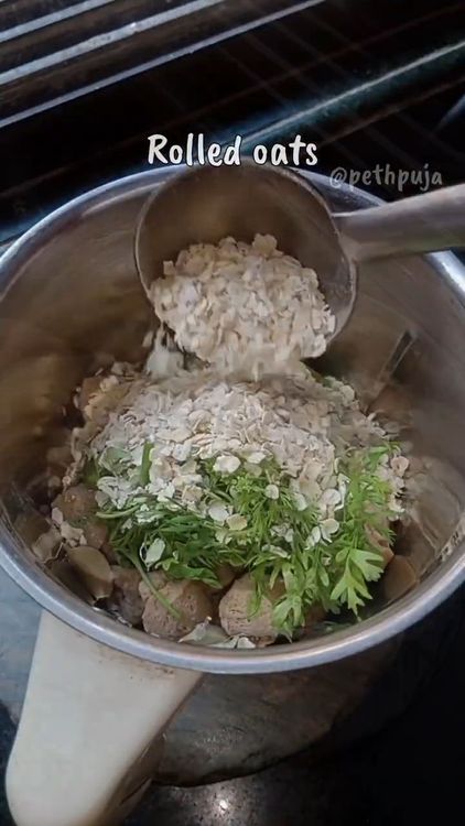 Step 1.2: In a mixie jar, add soaked soya chunks, garlic pods, green chillies, coriander leaves, and rolled oats