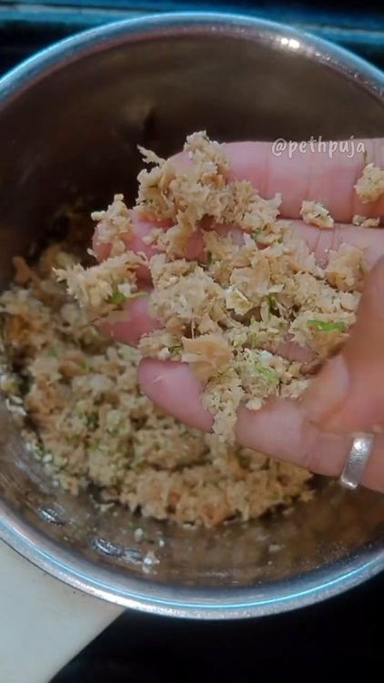 Step 1.3: In a mixie jar, add soaked soya chunks, garlic pods, green chillies, coriander leaves, and rolled oats