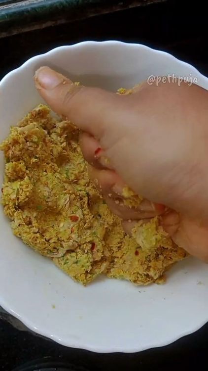 Step 1.3: Transfer the mixture into a bowl and add red chilli powder, turmeric powder, and kitchen king masala or pav bhaji masala and 1 tbsp roasted gram flour