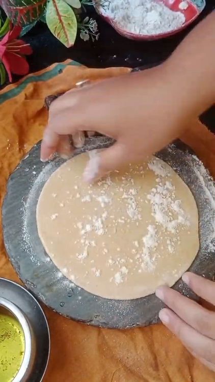 Step 2.1: Apply oil lightly on the surface of the rolled roti and dust some wheat flour as shown below