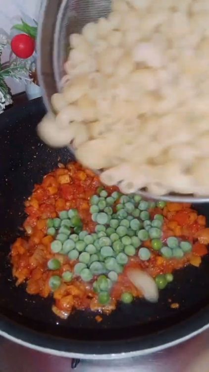 Step 3.1: Add peas and the cooked macaroni to the pan
