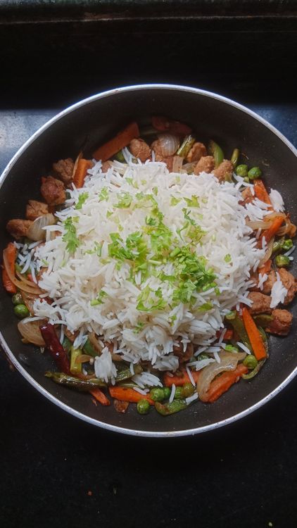 Step 4.1: Add the cooked rice and chopped coriander leaves to the vegetable mixture