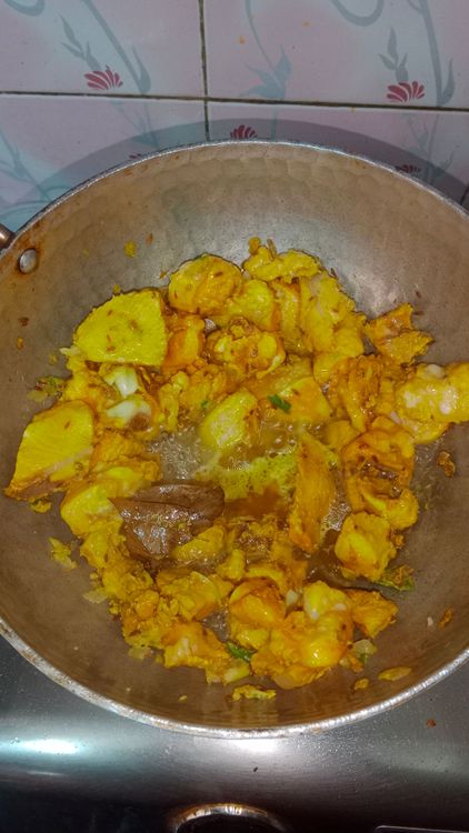 Step 2.2: Cover and simmer for 5-7 minutes on low flame, allowing the chicken to release its own juices