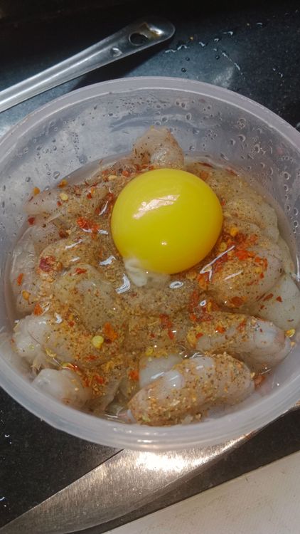 Step 2.1: Marinate cleaned prawns with egg , salt, chilli flakes and garlic powder for 10 min