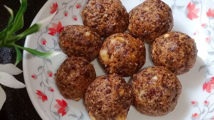 Step 1.1: Take small portions and roll into ladoos