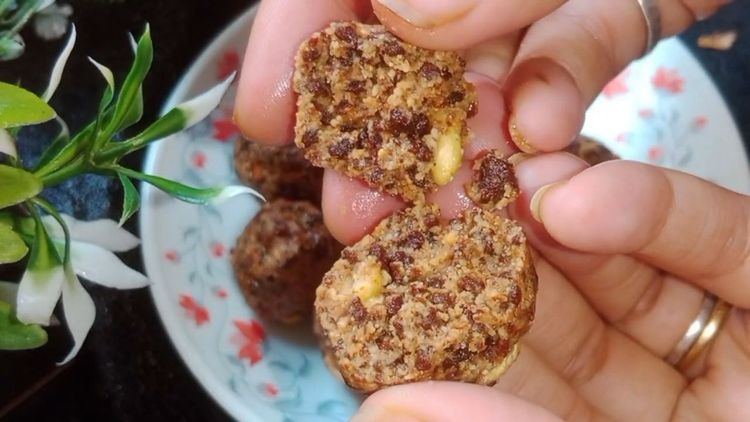 Step 1.2: Take small portions and roll into ladoos