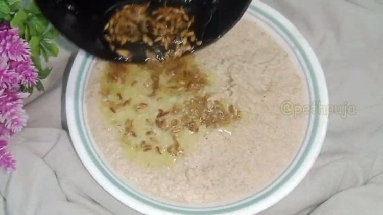 Step 1.1: Pour the prepared tadka over the chutney and mix well