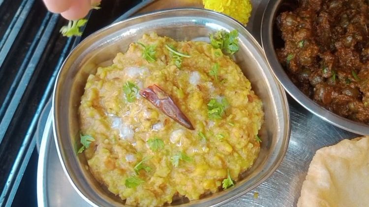 Step 4.1: Serve hot with a dash of ghee on top and garnish with coriander leaves