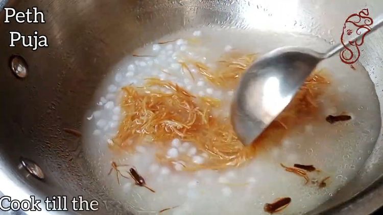 Step 1.2: In the remaining ghee, add cloves, soaked sabudana, 1/4 cup water, saffron strands, and roasted vermicelli to the pan