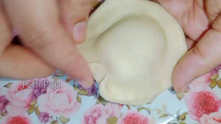 Step 4.1: Twist the edges decoratively to ensure they don’t open while frying