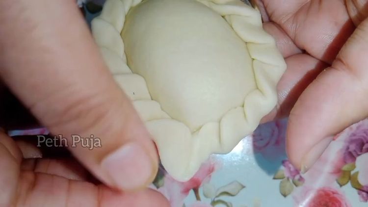 Step 4.2: Twist the edges decoratively to ensure they don’t open while frying
