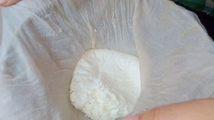 Step 1.1: Tie the muslin cloth and let the extra water drain completely
