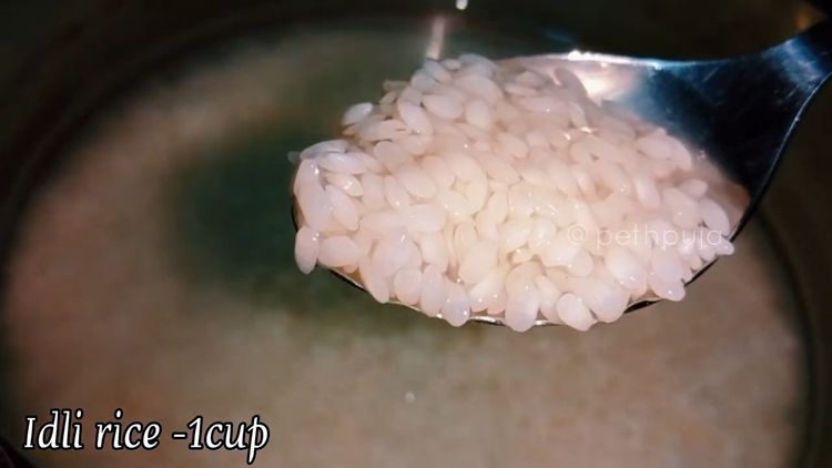 Step 1.2: Soak urad dal with fenugreek seeds for 3 hours and idli rice for 2 hours separately