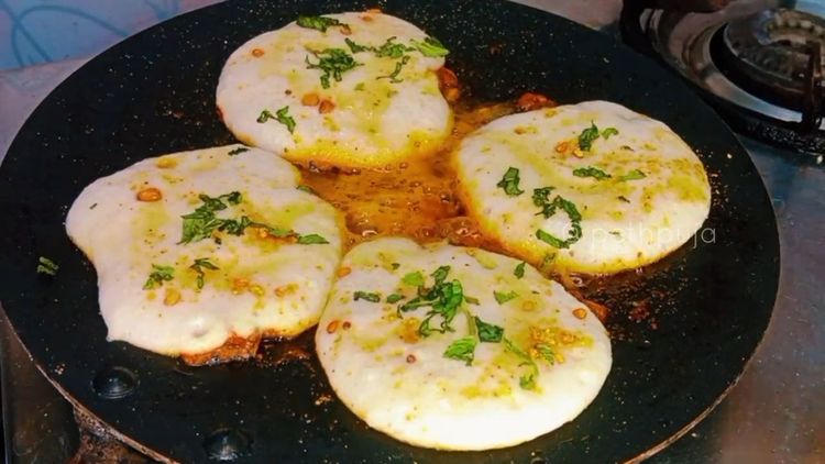 Step 2.2: Drizzle some ghee, sprinkle coriander leaves and podi masala, then cover and cook for 2-3 minutes on low flame