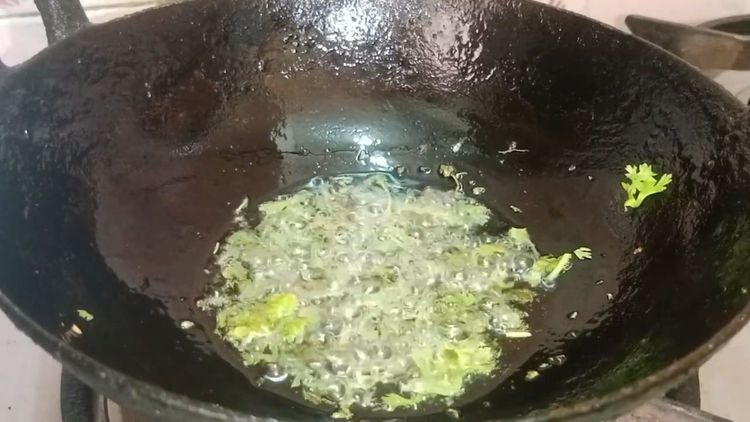 Step 4.1: Heat oil and add kasuri methi, cashews, raisins, and kashmiri red chilli powder for extra flavor