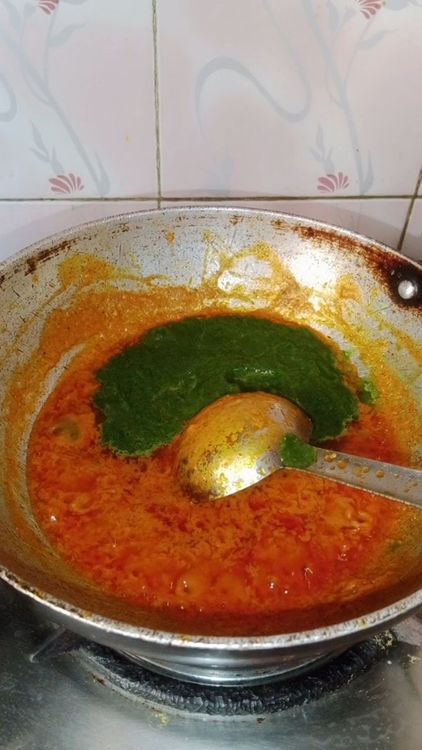 Step 2.1: Add the spinach puree and boiled tomato water
