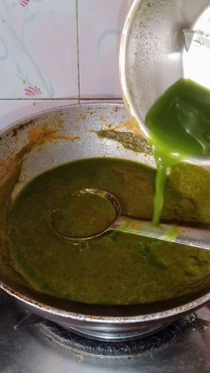 Step 2.2: Add the spinach puree and boiled tomato water