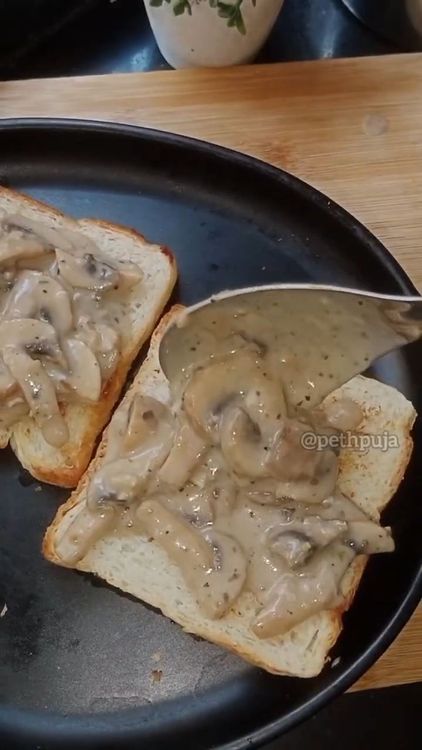 Step 1.1: Toast bread slices and pour the hot creamy mushroom mixture over them