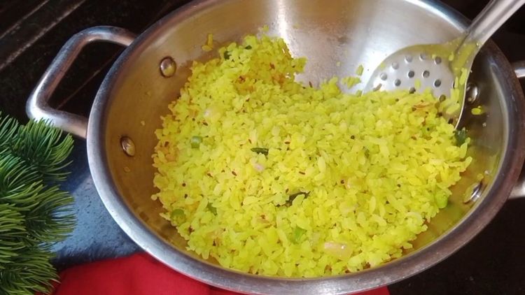 Step 1.1: Add the soaked poha and mix gently without mashing
