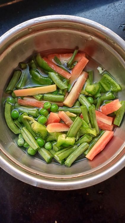 Step 2.1: Cut french beans into 2-inch pieces, dice the green capsicum, 1 medium size carrot into 2 inch pieces , green peas and prepare cauliflower florets