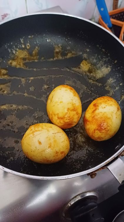 Step 1.1: Toss the eggs for 2-3 minutes on medium flame