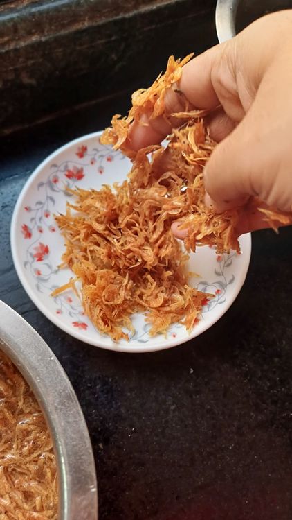 Step 1.1: In a pan, roast the squeezed sukha jawla with groundnut oil for a minute and set aside