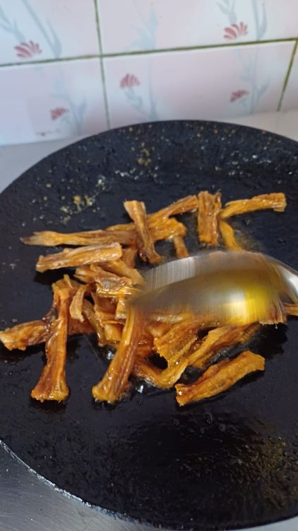 Step 1.2: Dip the bombil pieces in warm water to remove sand and salt