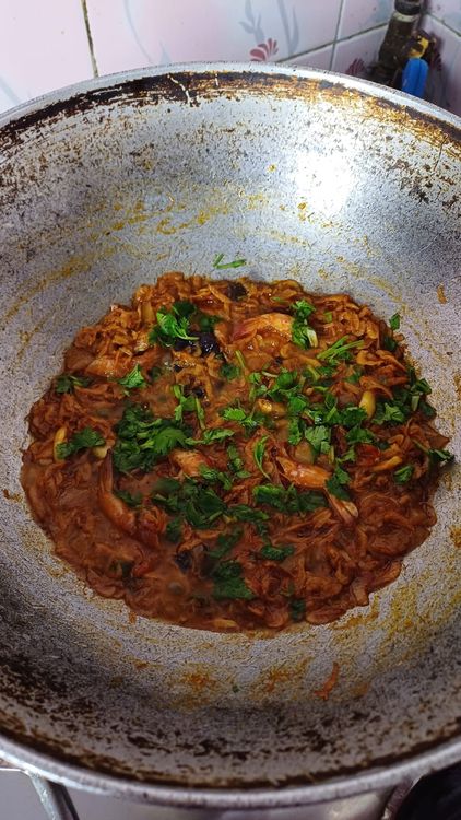 Step 1.1: Garnish with finely chopped coriander leaves and serve hot with dal–rice, pej, or bhakri—avoid pairing with too many spicy gravies