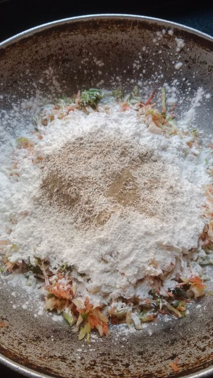 Step 1.2: Add the coarse paste, black pepper powder, and salt to taste to the vegetables