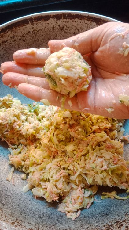 Step 2.1: Mix the grated vegetables and binding flour lightly to avoid making the balls dense