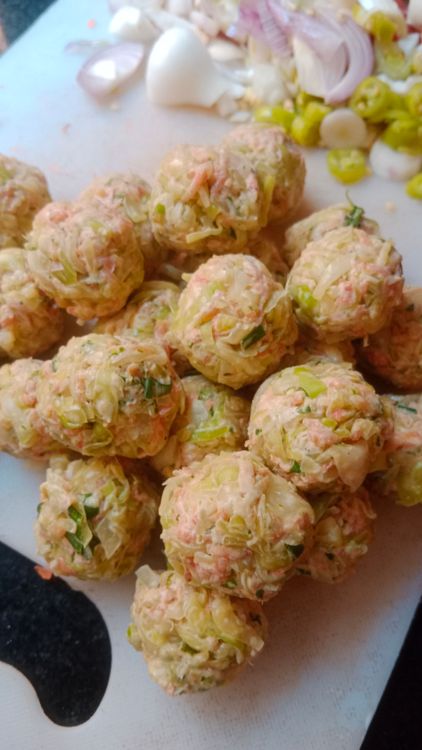 Step 3.1: Shape the mixture into small to medium-sized balls, approximately 1–1