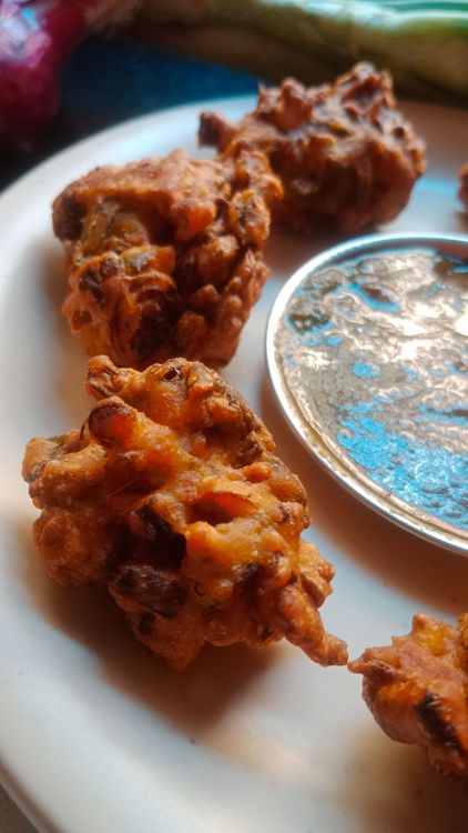 Step 1.1: Season immediately after frying
Sprinkle chaat masala, peri-peri, or simple salt right when they come out hot