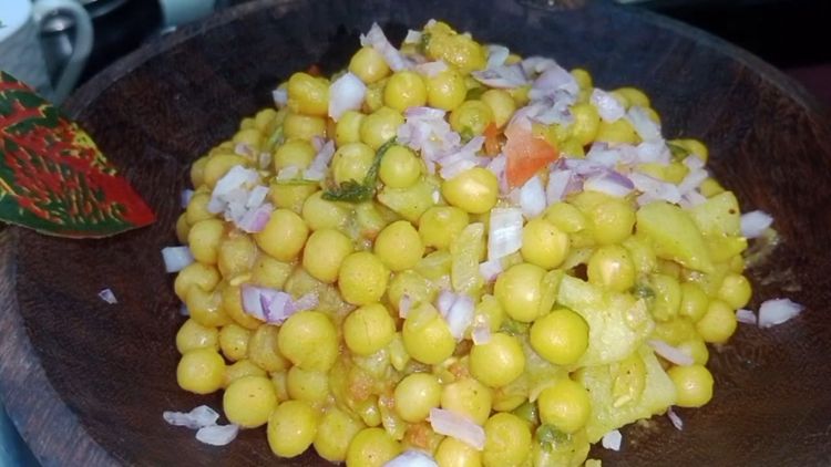 Step 3.1: In a bowl, add 1-2 ladles of the prepared sabji