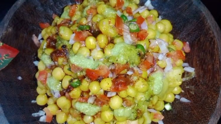 Step 3.1: Top with chopped onion, tomato, tamarind chutney, [green chutney](https://www