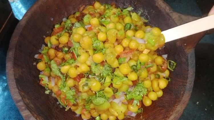 Step 3.2: Top with chopped onion, tomato, tamarind chutney, [green chutney](https://www