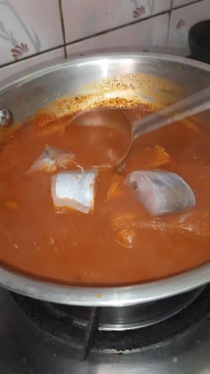 Step 3.1: Add the fish pieces to the boiling gravy and simmer for 3-4 minutes