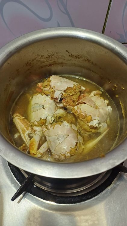 Step 1.1: Meanwhile, boil the cleaned crab pieces separately with a pinch of turmeric and salt in 2 cups of water