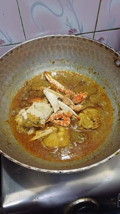 Step 1.1: Add the boiled crabs and mix gently so the masala coats the crab