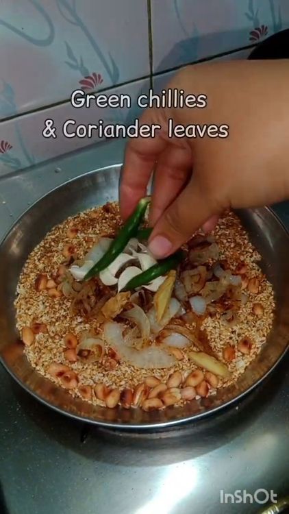 Step 2.1: Blend the roasted dry coconut, sesame seeds, groundnuts, fried onions, green chillies, garlic pods, ginger, and coriander leaves with a little water to form a smooth paste