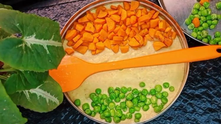 Step 4.1: Arrange sautéed carrot to resemble orange, diced paneer to resemble white, and green peas to resemble green