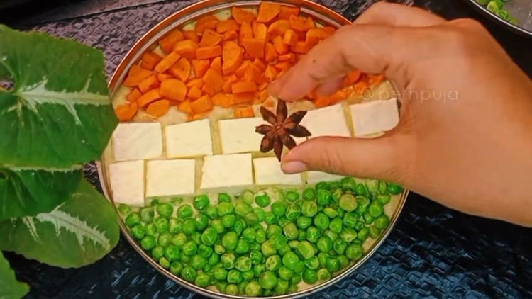 Step 4.1: Place a star anise in the center to resemble the Ashoka Chakra