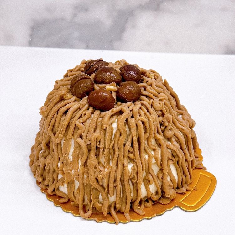 Step 6.1: Layer with chestnut cream and whipped cream