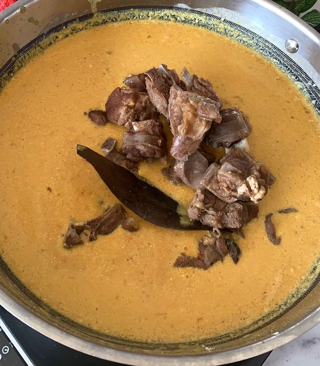 Step 3.1: Add the boiled mutton pieces, stir, bring to a boil and cook over medium heat until desired gravy consistency