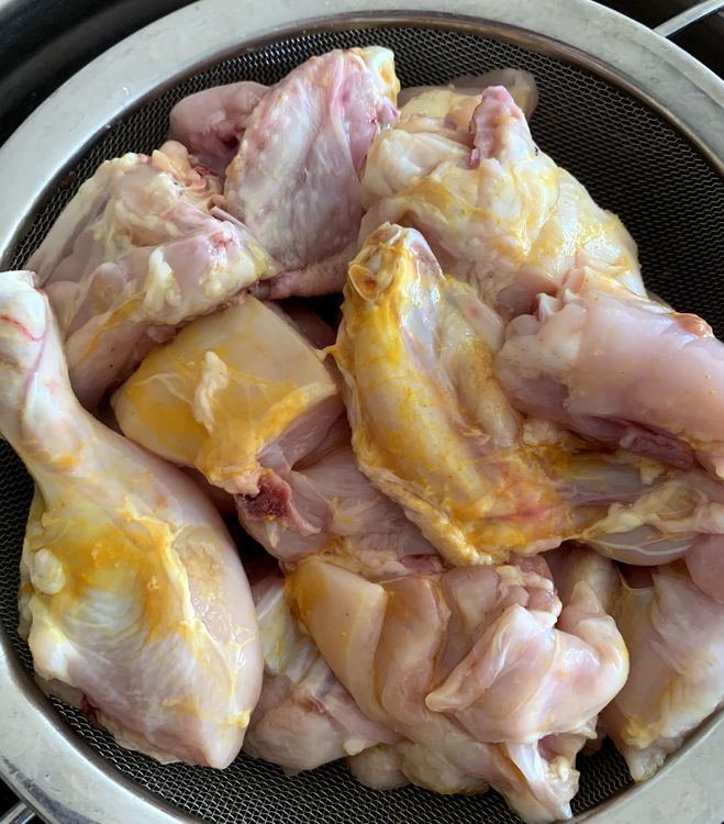 Step 1.2: Soak chicken pieces in water with a teaspoon of turmeric for 15 minutes