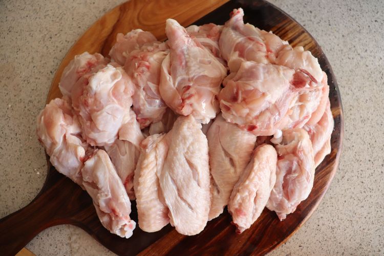 Step 1.1: Prepare the chicken wings by cutting them at the joint, separating mini wings and drumettes, and discarding the tips