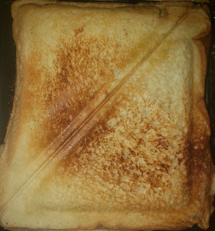 Step 3.1: Close the sandwich maker and allow to toast for roughly 1 minute or until it looks like the photo below
