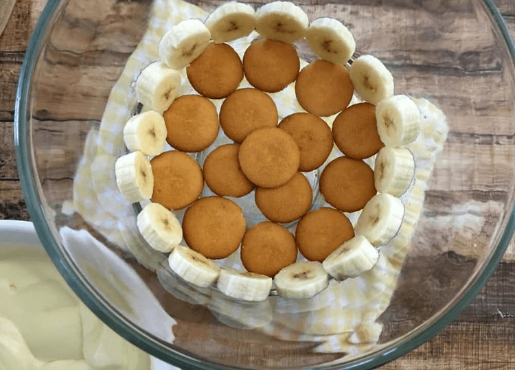 Step 2.1: Cover the bottom of a glass trifle dish with a layer of vanilla wafers