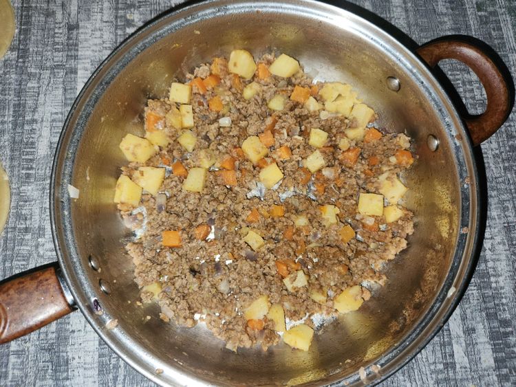 Step 1.1: Sprinkle in the flour and stir to thicken the filling