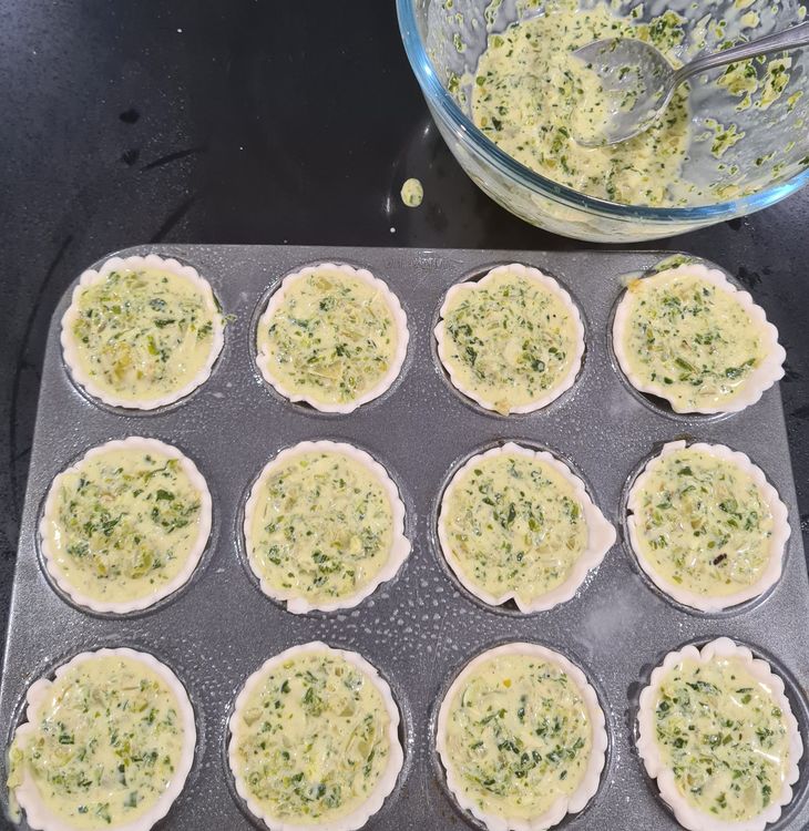 Step 1.1: Cut the pastry into rounds with a pastry cutter and push them into the patty tins