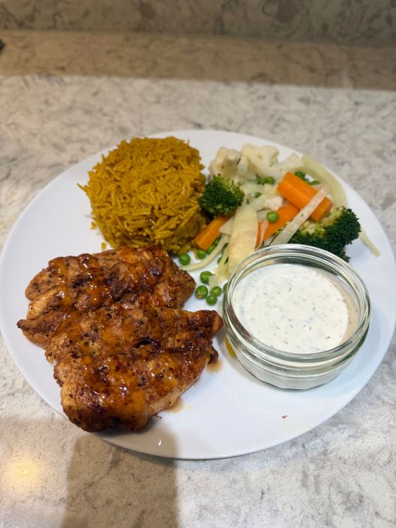 Step 4.1: Plate the chicken, rice, and garlic yoghurt sauce